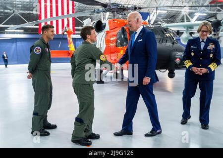 Camp Springs, Vereinigte Staaten. 05. Januar 2019. US-Präsident Joe Biden spricht mit Dienstmitgliedern auf einer Tour, bevor er eine Einweisung über die interbehördenlichen Bemühungen erhält, sich auf Hurrikane in dieser Saison auf der Joint Base Andrews in Maryland, USA, vorzubereiten und darauf zu reagieren 18. Mai 2022. Quelle: Shawn Thew/Pool via CNP/dpa/Alamy Live News Stockfoto