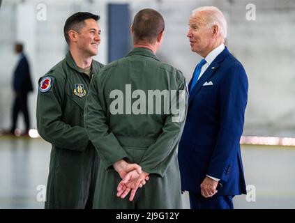 Camp Springs, Vereinigte Staaten. 18.. Mai 2022. US-Präsident Joe Biden spricht mit Dienstmitgliedern auf einer Tour, bevor er eine Einweisung über die interbehördenlichen Bemühungen erhält, sich auf Hurrikane in dieser Saison auf der Joint Base Andrews in Maryland, USA, vorzubereiten und darauf zu reagieren 18. Mai 2022. Quelle: Shawn Thew/Pool via CNP/dpa/Alamy Live News Stockfoto