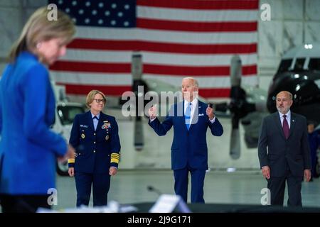 US-Präsident Joe Biden geht zu einer Besprechung über die interbehördenlichen Bemühungen, sich auf Hurrikane in dieser Saison vorzubereiten und darauf zu reagieren, auf der Joint Base Andrews in Maryland, USA, 18. Mai 2022. Kredit: Shawn Thew / Pool über CNP Stockfoto