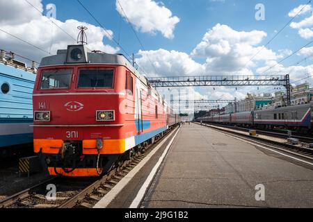 Züge am Bahnhof Irkutsk-Passaschirsky in der Stadt Irkutsk in Russland, eine wichtige Station entlang der Transsibirischen Eisenbahn. Stockfoto