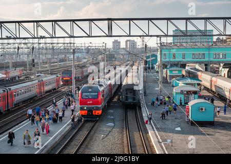 Bahnhof Nowosibirsk-Glavny in der Stadt Nowosibirsk, ein wichtiger Halt entlang der Transsibirischen Eisenbahn und einer der größten Bahnhöfe in Russland. Stockfoto