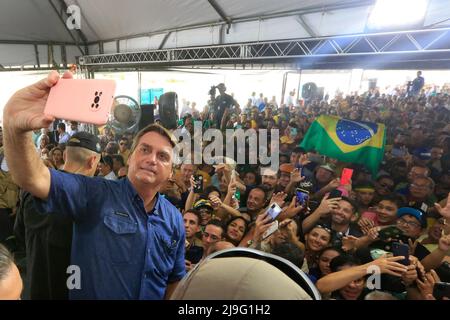 Propria, Brasilien. 17. Mai 2022. Der brasilianische Präsident Jair Bolsonaro macht ein Selfie während einer Kundgebung am 17. Mai 2022 in Propria, Brasilien. Quelle: Anderson Riedel/President Brazil/Alamy Live News Stockfoto