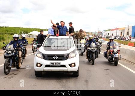 Propria, Brasilien. 17. Mai 2022. Der brasilianische Präsident Jair Bolsonaro winkt aus seiner Autokolonne während einer Zeremonie zur Eröffnung der Erweiterung der Autobahn BR-101 und zur Schaffung des Zugangs zur Brücke über den Fluss Sao Francisco zwischen der Grenze von Sergipe und Alagoas, 17. Mai 2022 in Propria, Brasilien. Quelle: Anderson Riedel/President Brazil/Alamy Live News Stockfoto