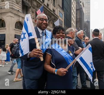 New York City, USA. 22.. Mai 2022. Bronx District Attorney Darcel Clark nimmt an der Celebrate Israel Parade Teil, die am 22. Mai 2022 in New York City, NY, die Fifth Avenue hinaufging, als Tausende von Anhängern und marschierten, die jährliche Israel Parade 58. feierten. (Foto von Steve Sanchez/Sipa USA) Quelle: SIPA USA/Alamy Live News Stockfoto