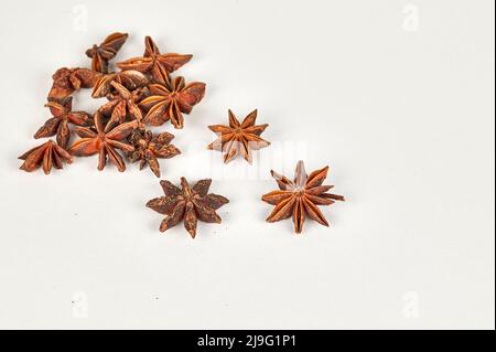 Eine Handvoll Sternanise mit selektivem Fokus auf weißem Hintergrund Stockfoto