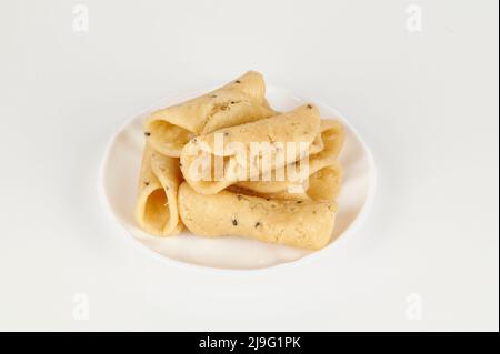 Kerala frittierten Snack Kuzhalappam auf weißem Hintergrund Stockfoto