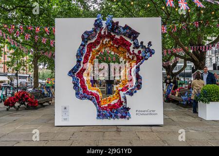 London, 23. Mai 2022. Die Blumenausstellung „Queen's Head“ von Veevers Carter im Rahmen der Blumenausstellung „Chelsea in Bloom“. In diesem Jahr wird Chelsea in Bloom an das Platin-Jubiläum der Königin erinnern und sich dem Thema ‘Britische Ikonen’ und der Inspiration der Charaktere, Symbole und Embleme in ganz Großbritannien zuführen. Die jährliche Veranstaltung wird von Cadogan in Zusammenarbeit mit der Royal Horticultural Society (RHS) produziert. Kredit. amer Ghazzal/Alamy Live Nachrichten Stockfoto