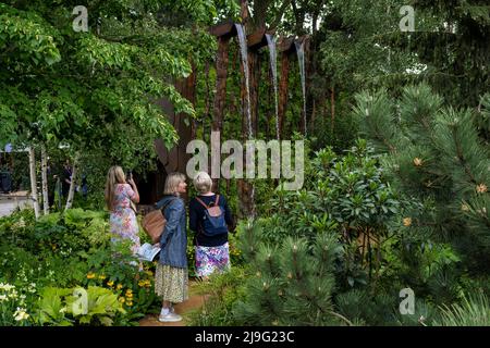 London, Großbritannien. 23 Mai 2022. Besucher des Medite Smartply Building The Future Garden beim Pressetag der RHS Chelsea Flower Show auf dem Gelände des Royal Hospital Chelsea. Die Show läuft bis zum 28. Mai 2022. Kredit: Stephen Chung / Alamy Live Nachrichten Stockfoto