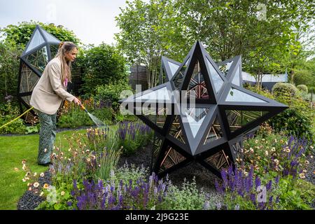 London, Großbritannien. 23 Mai 2022. Ein Mitarbeiter bereitet sich in letzter Minute mit Werken von Anthony James am Stand der Saatchi Gallery Garden beim Pressetag der RHS Chelsea Flower Show auf dem Gelände des Royal Hospital Chelsea vor. Die Show läuft bis zum 28. Mai 2022. Kredit: Stephen Chung / Alamy Live Nachrichten Stockfoto