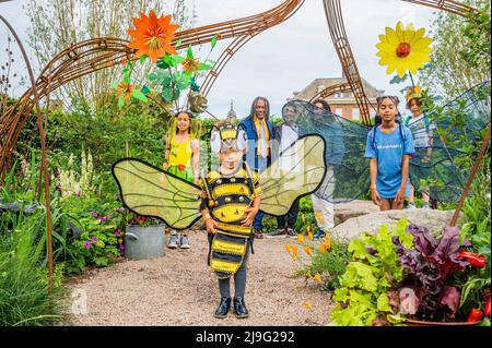 London, Großbritannien. 23.. Mai 2022. Hands Off Mangrove Garden von Grow2Know - Notting Hill Carnival Kostüme, entworfen und erstellt von Denis George unter der Leitung des Technikers Carl Gabriel, begleitet von den beiden überlebenden Mangrove Nine Mitgliedern - der Chelsea Flower Show 2022. Kredit: Guy Bell/Alamy Live Nachrichten Stockfoto