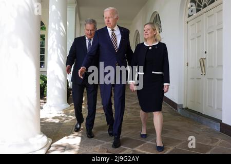 Washington, Vereinigte Staaten. 19.. Mai 2022. US-Präsident Joe Biden, Mitte, Premierministerin Magdalena Andersson von Schweden, links, und Präsident Sauli Niinistö von Finnland kommen am 19. Mai 2022 zu einer Pressekonferenz im Rosengarten des Weißen Hauses in Washington DC. Quelle: Oliver Contreras/Pool via CNP/dpa/Alamy Live News Stockfoto