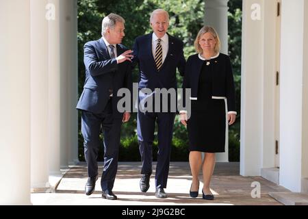 Washington, Vereinigte Staaten. 19.. Mai 2022. US-Präsident Joe Biden, Mitte, Premierministerin Magdalena Andersson von Schweden, links, und Präsident Sauli Niinistö von Finnland kommen am 19. Mai 2022 zu einer Pressekonferenz im Rosengarten des Weißen Hauses in Washington DC. Quelle: Oliver Contreras/Pool via CNP/dpa/Alamy Live News Stockfoto