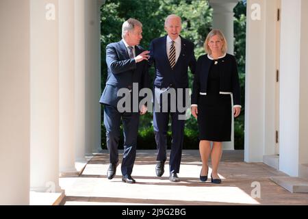 US-Präsident Joe Biden, die schwedische Premierministerin Magdalena Andersson und der finnische Präsident Sauli Niinistö halten am 19. Mai 2022 im Rosengarten des Weißen Hauses in Washington DC kurze Bemerkungen. Quelle: Oliver Contreras/Pool via CNP *** Local Caption *** BSMID43161141 Stockfoto