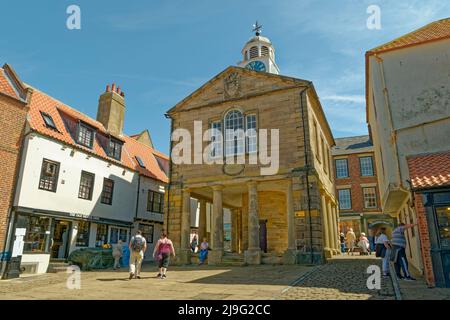 Das alte Whitby Rathaus am Ostufer des Flusses Esk in Whitby, North Yorkshire, England. Stockfoto