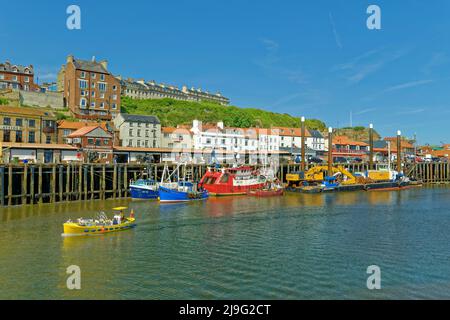 Whitby Harbour und die Mündung des Flusses Esk in North Yorkshire, England. Stockfoto