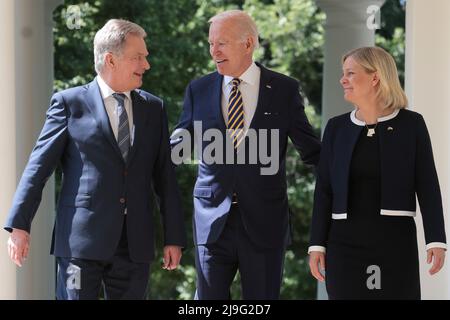 Washington, Vereinigte Staaten. 19.. Mai 2022. US-Präsident Joe Biden, Mitte, Premierministerin Magdalena Andersson von Schweden, links, und Präsident Sauli Niinistö von Finnland kommen am 19. Mai 2022 zu einer Pressekonferenz im Rosengarten des Weißen Hauses in Washington DC. Quelle: Oliver Contreras/Pool via CNP/dpa/Alamy Live News Stockfoto