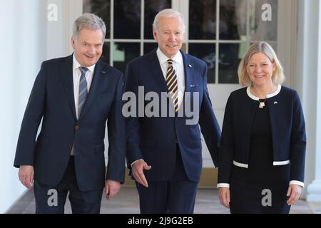 Washington, DC. 19.. Mai 2022. US-Präsident Joe Biden, Mitte, begrüßt am 19. Mai 2022 den finnischen Präsidenten Sauli Niinisto, Linke, und die schwedische Premierministerin Magdalena Andersson im Weißen Haus in Washington, DC. Quelle: Oliver Contreras/Pool via CNP/dpa/Alamy Live News Stockfoto