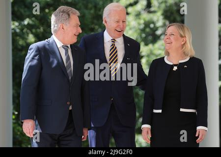 Washington, Vereinigte Staaten. 19.. Mai 2022. US-Präsident Joe Biden, Mitte, Premierministerin Magdalena Andersson von Schweden, links, und Präsident Sauli Niinistö von Finnland kommen am 19. Mai 2022 zu einer Pressekonferenz im Rosengarten des Weißen Hauses in Washington DC. Quelle: Oliver Contreras/Pool via CNP/dpa/Alamy Live News Stockfoto