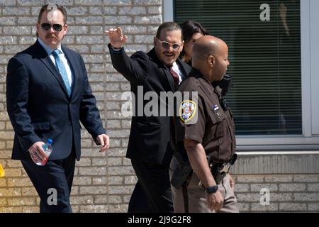 Fairfax, VA. 17.. Mai 2022. Der Schauspieler Johnny Depp waviest seine Fans, als er am 17. Mai 2022 eine Pause von seinem Anti-Diffamierungsverfahren im Fairfax County Courthouse in Fairfax, VA, einlegt. Kredit: Chris Kleponis/CNP (BESCHRÄNKUNG: KEINE New York oder New Jersey Zeitungen oder Zeitungen innerhalb eines 75 Meilen Radius von New York City) Gutschrift: dpa/Alamy Live Nachrichten Stockfoto