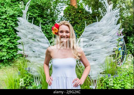 London, Großbritannien. 23.. Mai 2022. Die Geigerin Sally Potterton mit Engelsflügeln auf dem Glass Garden - die Chelsea Flower Show 2022. Kredit: Guy Bell/Alamy Live Nachrichten Stockfoto