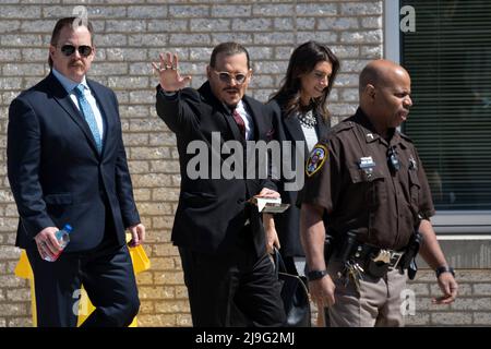 Fairfax, VA. 17.. Mai 2022. Der Schauspieler Johnny Depp waviest seine Fans, als er am 17. Mai 2022 eine Pause von seinem Anti-Diffamierungsverfahren im Fairfax County Courthouse in Fairfax, VA, einlegt. Kredit: Chris Kleponis/CNP (BESCHRÄNKUNG: KEINE New York oder New Jersey Zeitungen oder Zeitungen innerhalb eines 75 Meilen Radius von New York City) Gutschrift: dpa/Alamy Live Nachrichten Stockfoto