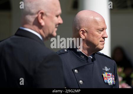 Washington, Vereinigte Staaten. 19.. Mai 2022. General John W. 'Jay' Raymond, Chief of Space Operations, United States Space Force, spricht mit anderen Gästen, die an einer Zeremonie über den Beitritt Schwedens und Finnlands zur NATO im Weißen Haus in Washington, DC, am 19. Mai 2022 teilnehmen. Quelle: Chris Kleponis/CNP/dpa/Alamy Live News Stockfoto