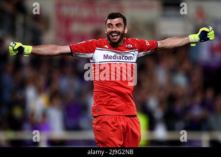 Florenz, Italien. 21 Mai 2022. Pietro Terracciano von ACF Fiorentina feiert während der Serie Ein Fußballspiel zwischen ACF Fiorentina und Juventus FC. Kredit: Nicolò Campo/Alamy Live Nachrichten Stockfoto