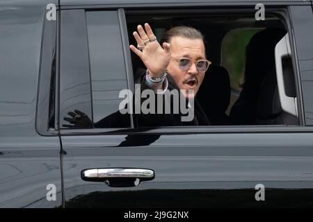 Der Schauspieler Johnny Depp winkt den Zuschauern zu, als er am 17. Mai 2022 von seinem Anti-Diffamierungsverfahren im Fairfax County Courthouse in Fairfax, VA, abreist. Kredit: Chris Kleponis / CNP (BESCHRÄNKUNG: KEINE New York oder New Jersey Zeitungen oder Zeitungen innerhalb eines 75 Meilen Radius von New York City) Stockfoto