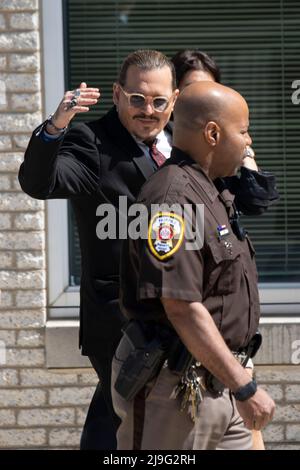 Fairfax, VA. 17.. Mai 2022. Der Schauspieler Johnny Depp waviest seine Fans, als er am 17. Mai 2022 eine Pause von seinem Anti-Diffamierungsverfahren im Fairfax County Courthouse in Fairfax, VA, einlegt. Kredit: Chris Kleponis/CNP (BESCHRÄNKUNG: KEINE New York oder New Jersey Zeitungen oder Zeitungen innerhalb eines 75 Meilen Radius von New York City) Gutschrift: dpa/Alamy Live Nachrichten Stockfoto