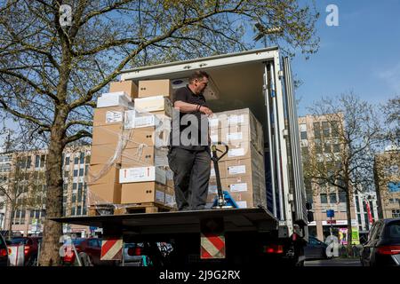 Lokaler Lieferverkehr, Entladen von Tiefkühlware am Düsseldorfer Hauptbahnhof Stockfoto