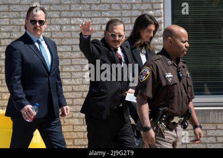 Fairfax, VA. 17.. Mai 2022. Der Schauspieler Johnny Depp waviest seine Fans, als er am 17. Mai 2022 eine Pause von seinem Anti-Diffamierungsverfahren im Fairfax County Courthouse in Fairfax, VA, einlegt. Kredit: Chris Kleponis/CNP (BESCHRÄNKUNG: KEINE New York oder New Jersey Zeitungen oder Zeitungen innerhalb eines 75 Meilen Radius von New York City) Gutschrift: dpa/Alamy Live Nachrichten Stockfoto