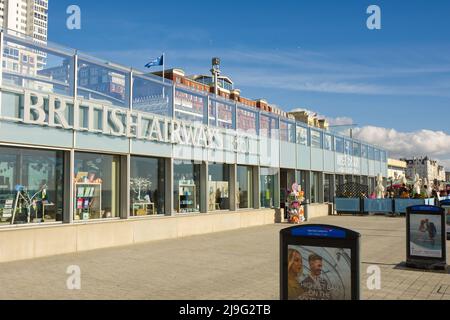 Shop und Cafe im i360 Aussichtsturm Center an der Strandpromenade in Brighton, East Sussex, England Stockfoto