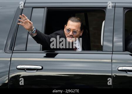 Fairfax, VA. 17.. Mai 2022. Der Schauspieler Johnny Depp winkt den Zuschauern zu, als er am 17. Mai 2022 von seinem Anti-Diffamierungsverfahren im Fairfax County Courthouse in Fairfax, VA, abreist. Kredit: Chris Kleponis/CNP (BESCHRÄNKUNG: KEINE New York oder New Jersey Zeitungen oder Zeitungen innerhalb eines 75 Meilen Radius von New York City) Gutschrift: dpa/Alamy Live Nachrichten Stockfoto