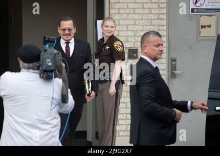 Fairfax, VA. 17.. Mai 2022. Der Schauspieler Johnny Depp verlässt am 17. Mai 2022 sein Anti-Diffamierungsverfahren im Fairfax County Courthouse in Fairfax, VA. Kredit: Chris Kleponis/CNP (BESCHRÄNKUNG: KEINE New York oder New Jersey Zeitungen oder Zeitungen innerhalb eines 75 Meilen Radius von New York City) Gutschrift: dpa/Alamy Live Nachrichten Stockfoto