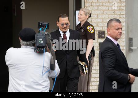 Fairfax, VA. 17.. Mai 2022. Der Schauspieler Johnny Depp verlässt am 17. Mai 2022 sein Anti-Diffamierungsverfahren im Fairfax County Courthouse in Fairfax, VA. Kredit: Chris Kleponis/CNP (BESCHRÄNKUNG: KEINE New York oder New Jersey Zeitungen oder Zeitungen innerhalb eines 75 Meilen Radius von New York City) Gutschrift: dpa/Alamy Live Nachrichten Stockfoto