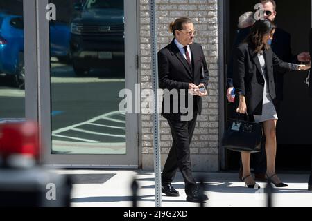 Fairfax, VA. 17.. Mai 2022. Der Schauspieler Johnny Depp macht am 17. Mai 2022 eine Pause von seinem Anti-Diffamierungsverfahren im Fairfax County Courthouse in Fairfax, VA. Kredit: Chris Kleponis/CNP (BESCHRÄNKUNG: KEINE New York oder New Jersey Zeitungen oder Zeitungen innerhalb eines 75 Meilen Radius von New York City) Gutschrift: dpa/Alamy Live Nachrichten Stockfoto