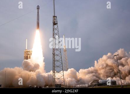 Eine United Launch Alliance ATLAS V-Rakete mit der Raumsonde BoeingÕs CST-100 Starliner an Bord startet vom Space Launch Complex 41, Donnerstag, 19. Mai 2022, auf der Cape Canaveral Space Force Station in Florida. BoeingÕs Orbital Flight Test-2 (OFT-2) ist StarlinerÕs zweite unbemundete Flugprüfung und wird im Rahmen des NASA Commercial Crew Program an die Internationale Raumstation andocken. OFT-2 wird um 6:54 Uhr ET eingeführt und dient als End-to-End-Test der Systemfunktionen. Obligatorische Gutschrift: Joel Kowsky/NASA über CNP Stockfoto