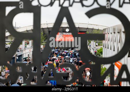 Paris, Frankreich. 23.. Mai 2022. Tennis: Grand Slam, French Open. Turnierbesucher laufen mit Regenschirmen um den Turnierplatz herum. Quelle: Frank Molter/dpa/Alamy Live News Stockfoto