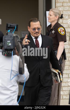 Fairfax, VA. 17.. Mai 2022. Der Schauspieler Johnny Depp verlässt am 17. Mai 2022 sein Anti-Diffamierungsverfahren im Fairfax County Courthouse in Fairfax, VA. Kredit: Chris Kleponis/CNP (BESCHRÄNKUNG: KEINE New York oder New Jersey Zeitungen oder Zeitungen innerhalb eines 75 Meilen Radius von New York City) Gutschrift: dpa/Alamy Live Nachrichten Stockfoto