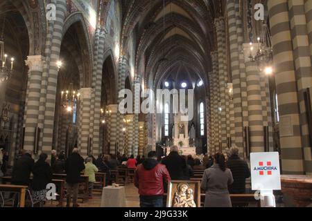 Bologna, Italien. Gläubige, die an der Heiligen Messe in der Basilika Sant'Antonio di Padova (geb. L 1898, S. Stockfoto