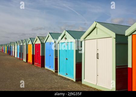 Bunte Strandhütten an der Strandpromenade in Hove, Brighton in East Sussex, England Stockfoto