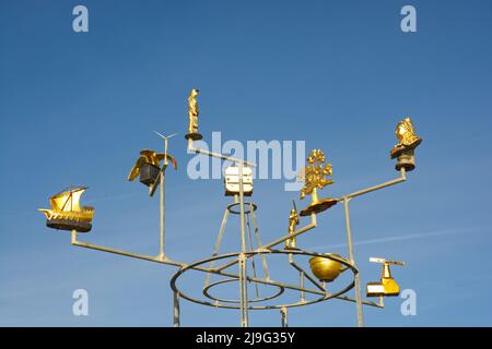 Skulptur „Constellation“ von Jonathan Wright an der Strandpromenade in Hove, Brighton in East Sussex, England. Zeigt Gegenstände, die für Brighton und berühmt sind Stockfoto