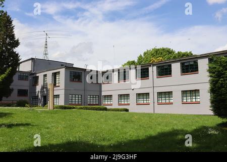 Die neu lackierten Gebäude von Block B im Bletchley Park WWII Code Breaking Center, Buckinghamshire Stockfoto