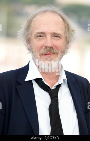 Cannes, Frankreich. 21.. Mai 2022. Arnaud Desplechin posiert bei der Fotoaufnahme von „Bruder und Schwester“ während der jährlichen Filmfestspiele von Cannes 75. im Palais des Festivals in Cannes, Frankreich, am 21. Mai 2022. Kredit: dpa/Alamy Live Nachrichten Stockfoto