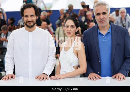 Cannes, Frankreich. 23.. Mai 2022. Regisseur Ali Abbasi, ZAR Amir Ebrahimi und Mehdi Bajestani nehmen am 23. Mai 2022 im Palais des Festivals in Cannes, Frankreich, an der Fotozelle für „Holy Spider“ Teil, die während des alljährlichen Filmfestivals 75. in Cannes im Rahmen des Festivals stattfand. Foto von David Boyer/ABACAPRESS.COM Quelle: Abaca Press/Alamy Live News Stockfoto