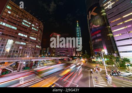 Nächtliches Stadtbild einer Straßenecke in der Innenstadt von Taipei City mit viel Verkehr zur Hauptverkehrszeit Stockfoto