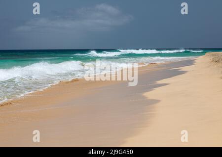 Wellen brechen am weißen Sandstrand von Ponta Preta in Santa Maria, Sal Island, Kap Verde, Cabo Verde Inseln, Afrika Stockfoto