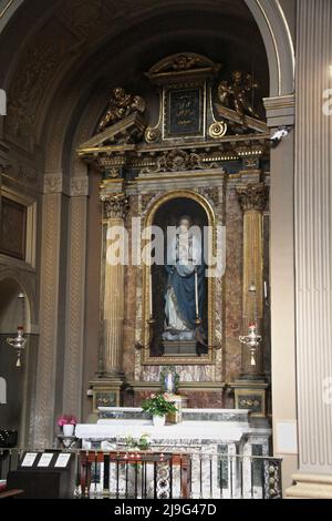 Bologna, Italien. Madonna-Statue in der römisch-katholischen Kirche San Benedetto (12.. Jahrhundert). Stockfoto