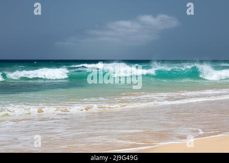 Wellen brechen am weißen Sandstrand von Ponta Preta in Santa Maria, Sal Island, Kap Verde, Cabo Verde Inseln, Afrika Stockfoto