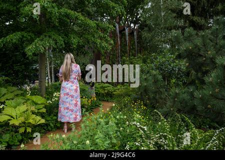 London, Großbritannien. 23 Mai 2022. Besucher des Medite Smartply Building The Future Garden beim Pressetag der RHS Chelsea Flower Show auf dem Gelände des Royal Hospital Chelsea. Die Show läuft bis zum 28. Mai 2022. Kredit: Stephen Chung / Alamy Live Nachrichten Stockfoto